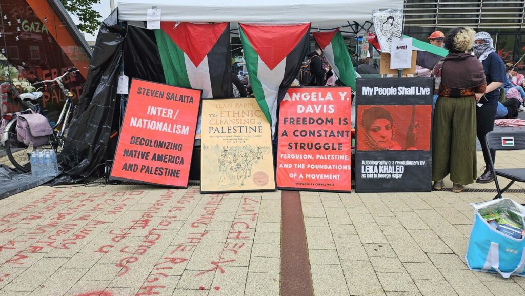 BDS heeft grote impact op de legitimiteit van de genocide. HIer een foto van boekblok (levensgrote kaften van boeken die ook als schild kunnen wordn gebruikt in een blok tegen de agressieve politie) over Palestina of dekolonisatie, zoals van Angela Davis, Rashid Khalidi