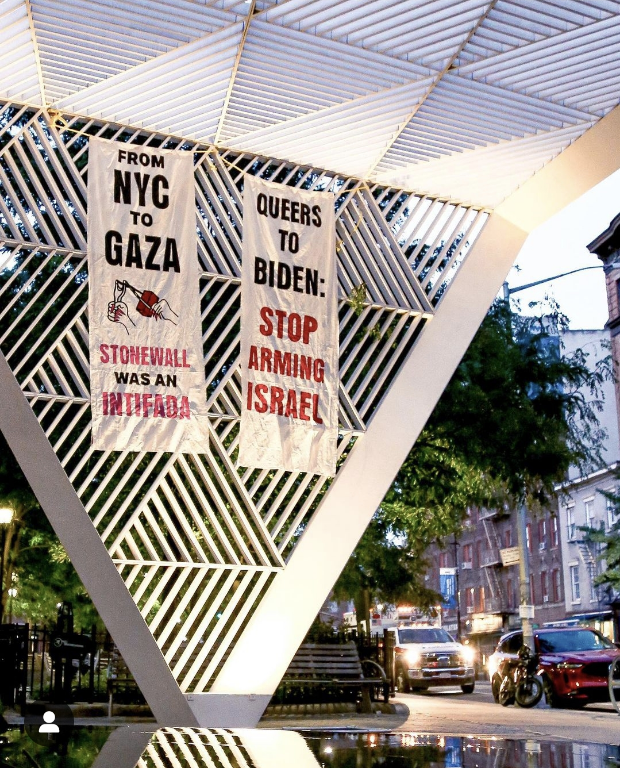 Bannerdrop bij opening nationaal AiDS momument bij St Vincent hospital in NYC. Banners zeggen: "Queers to Biden: Stop arming Israel" en "From NYC to Gaza: Stonewall was an Intifada"