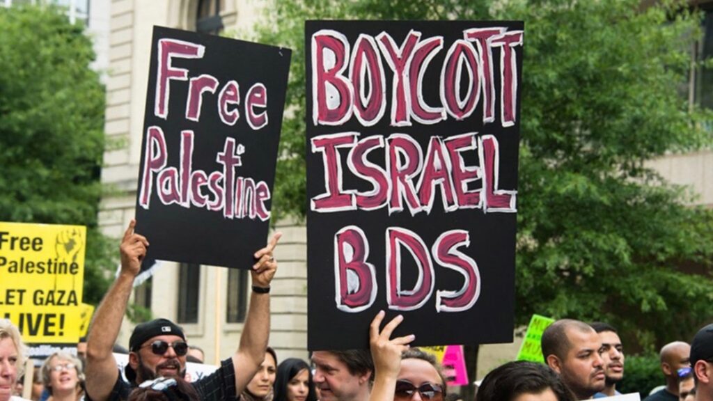 Tewe borden met rood-witte letters op een zwarte achtergrond. Tekst: Boycott Israel BDS" en "Free Palestine"