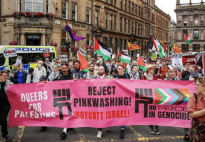 Grootot razoe kopspandoek op Glasgow Pride met tekst "Reject pinkwashing" "No Pride in genocide"