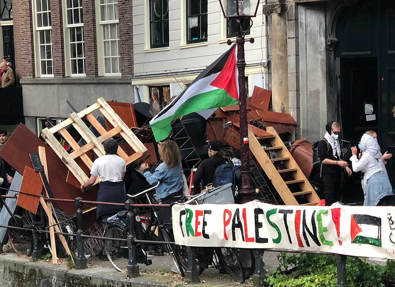 Foto van barricade bij BG terrein in Amsterdam tijdens kampement voor Palestina