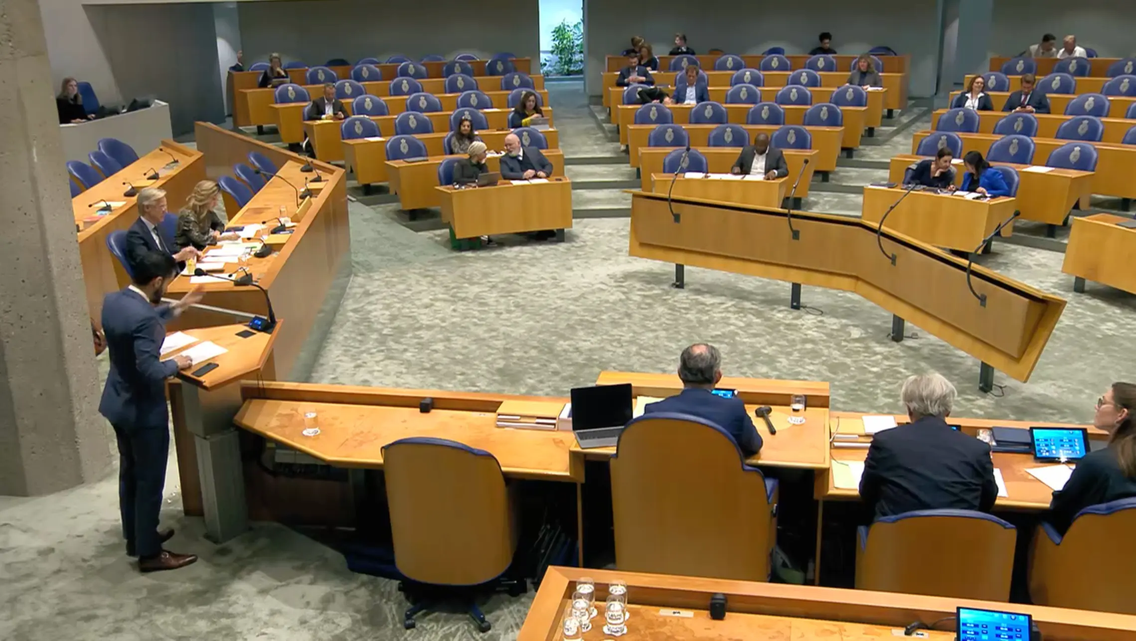 Foto van de plenaire zaal van de Tweede Kamer tijdens recent antisemitismedebat