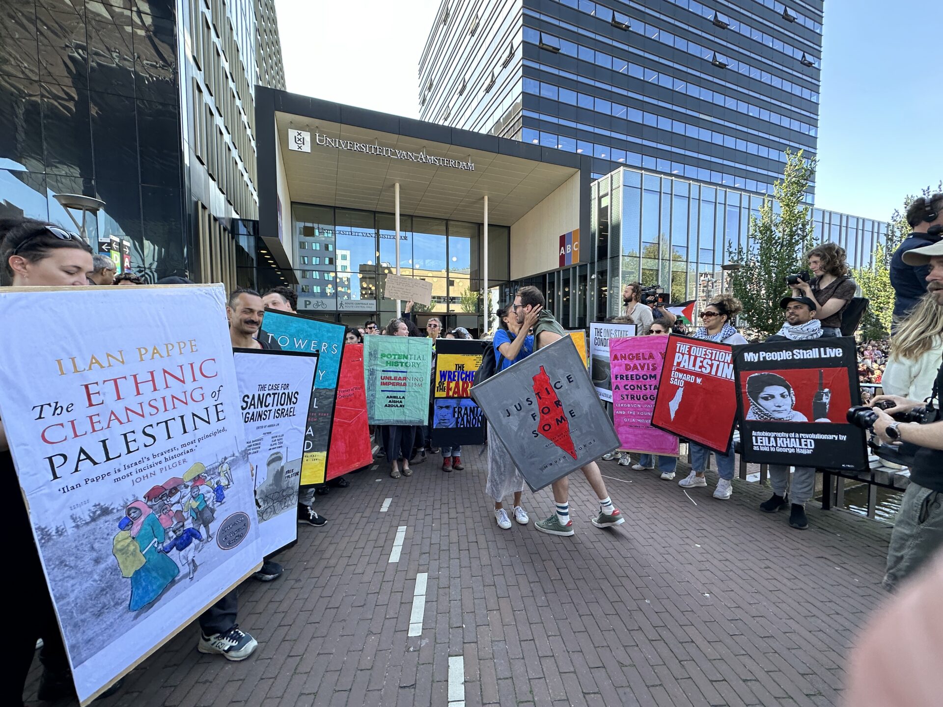 De Book Bloc Brigade in actie bij een universiteitsbezetting  in Amsterdam