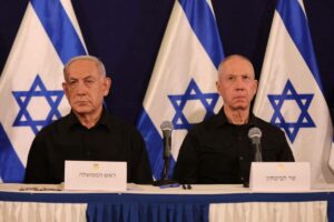 Premier Netanyahu en minister van defensie Gallant van Israel op een persconferentie vol Israelische vlaggen