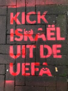 Rode graffiti met tekst "Kick Israel uit UEFA"