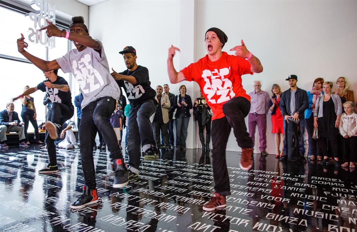 Hiphoppende mensen in het HipHopHuis te Rotterdam