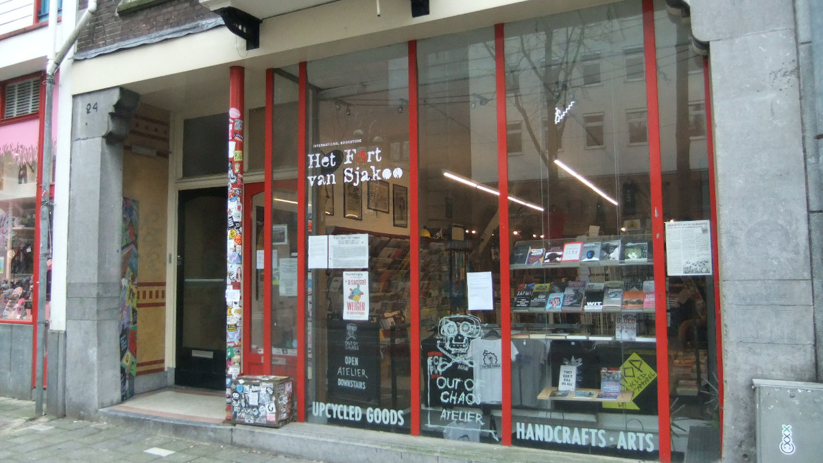 Voorgevel van boekhandel Het Fort van Sjakoo in Amsterdam