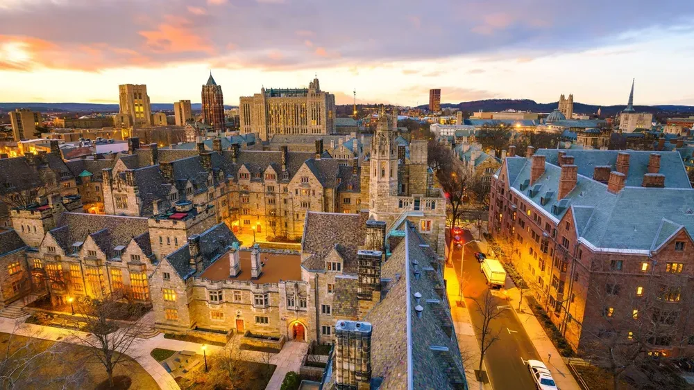 Yale campus bij vallen van de avond