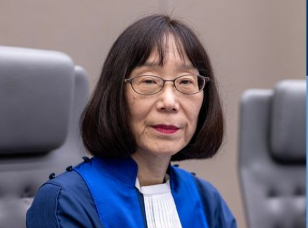 Tomoke Akane uit Japan, president van het Internationaal Strafhof ICC in Den Haag. Foto van een oudere Japanse vrouw in blauwe toga met witte bef