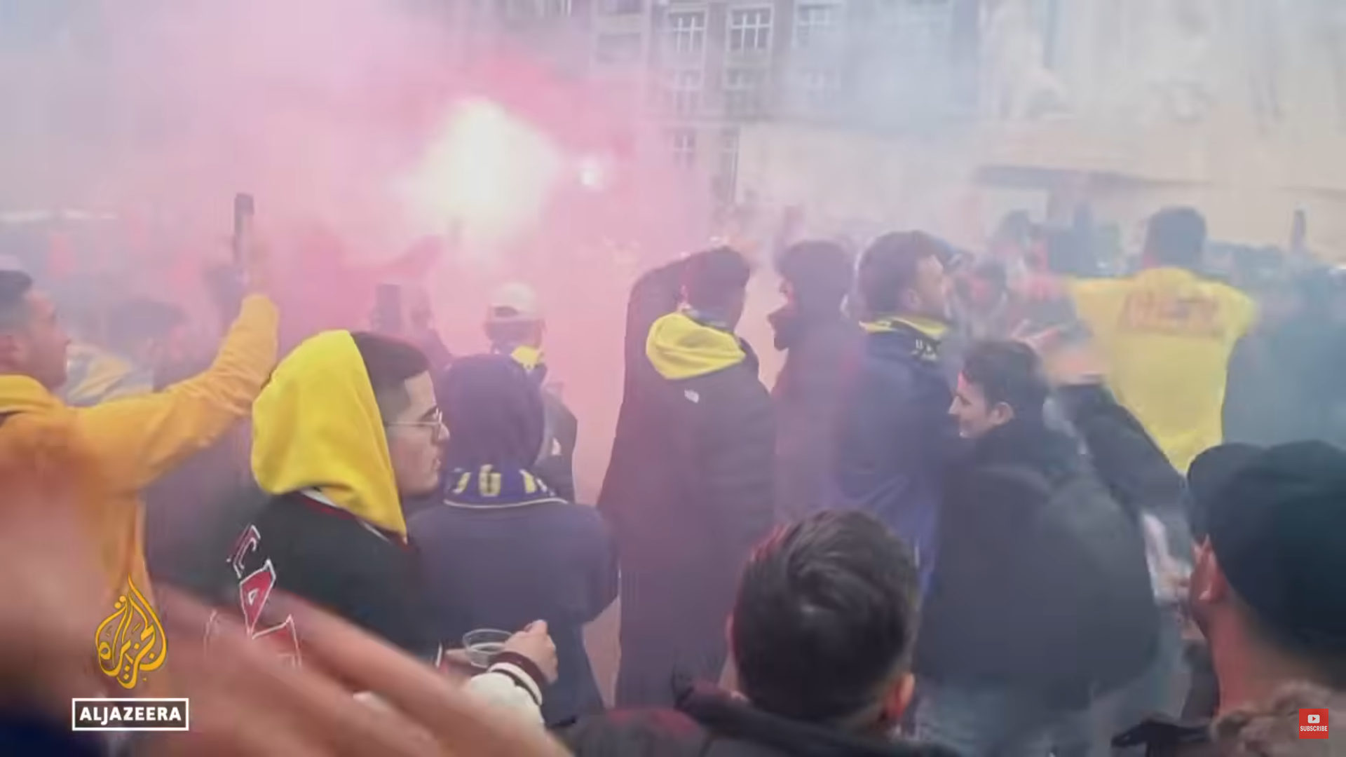 Maccabi fans in de rook van rode fakkels in Amsterdam Centrum. Uit de docu bljkt dat Israel het frame van de Maccabi rellen in Amsterdam bepaalde